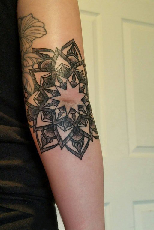 女生手臂上黑色点刺几何简单线条创意花朵纹身图片
