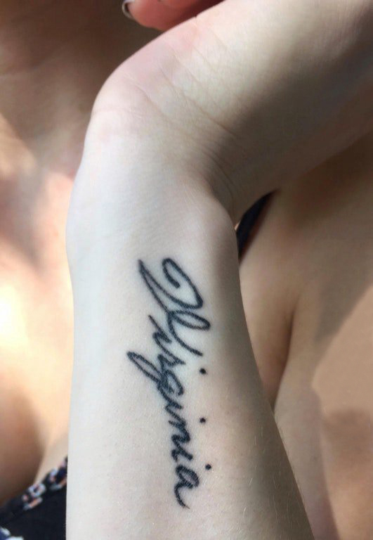 女生手臂上黑色简单抽象线条有意义的英文单词纹身图片