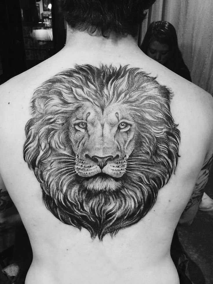 男生背部黑灰素描点刺技巧大面积霸气狮子动物纹身图片