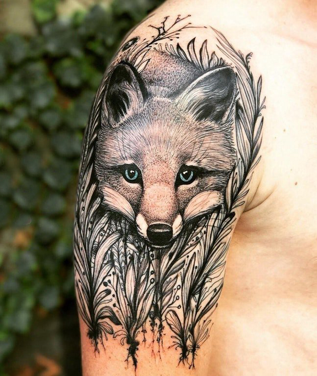 男生大臂上黑色点刺简单线条植物和狐狸纹身图片