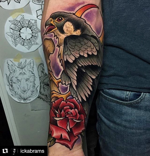 男生手臂上彩绘水彩素描霸气老鹰动物纹身图片