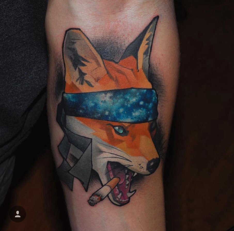 男生手臂上彩绘水彩素描可爱狐狸经典纹身图片