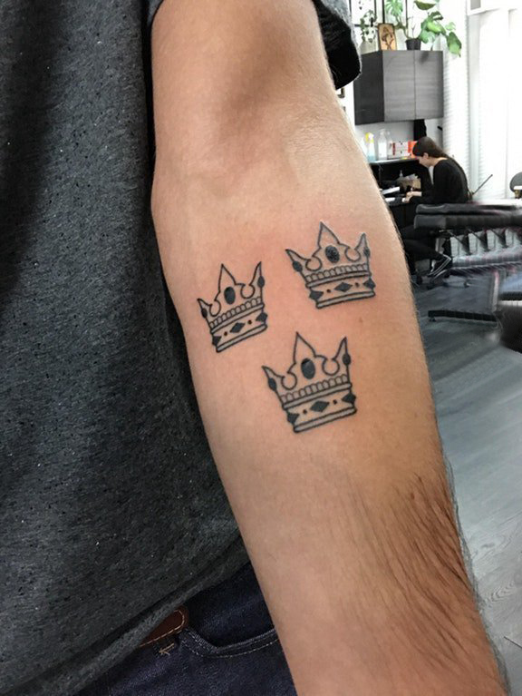 男生手臂上黑色几何元素简单线条皇冠纹身图片