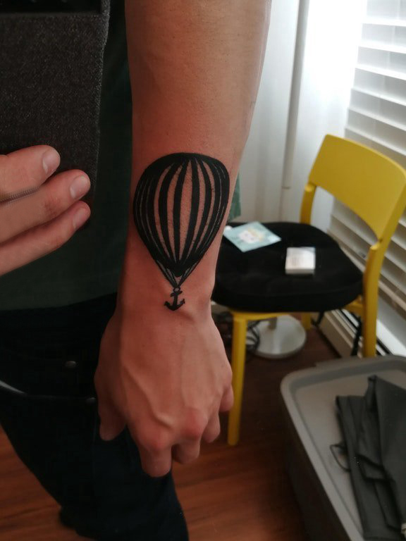 男生手臂上黑色简单线条船锚和热气球纹身图片