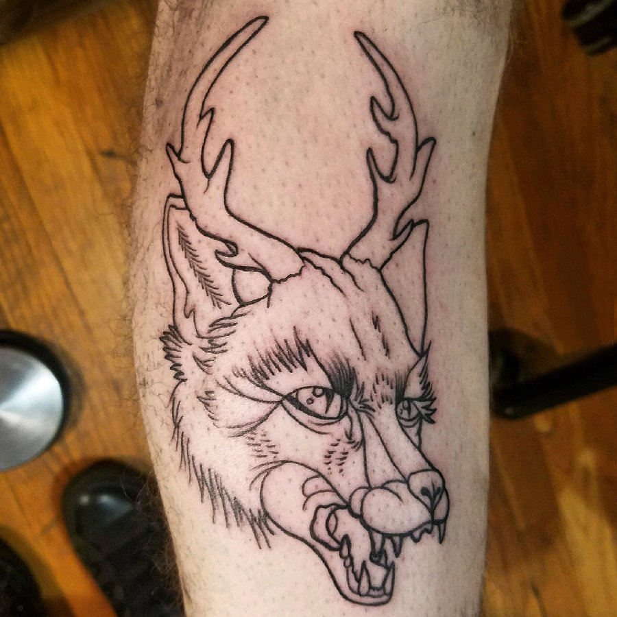 男生手臂上黑色简单线条鹿角和狼纹身图片