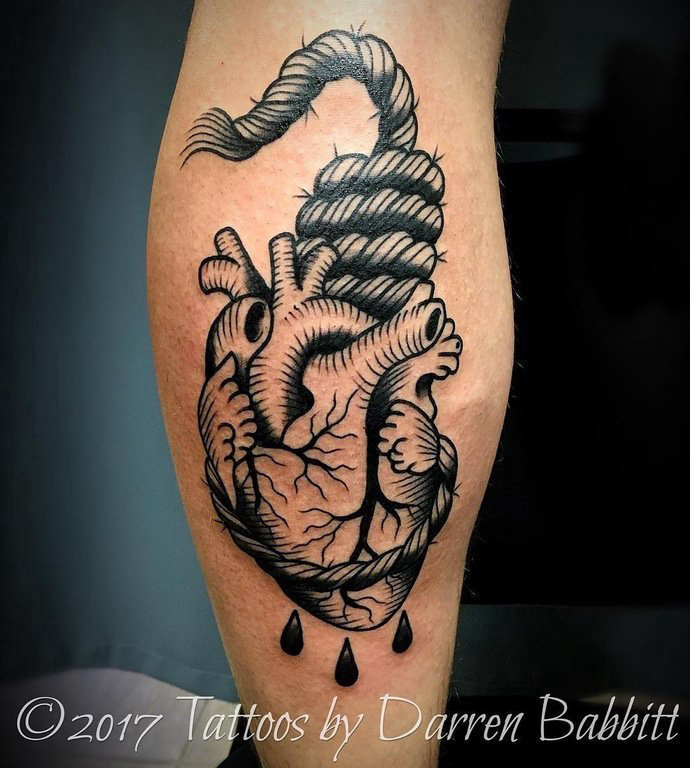 男生手臂上黑色线条素描经典心脏纹身图片