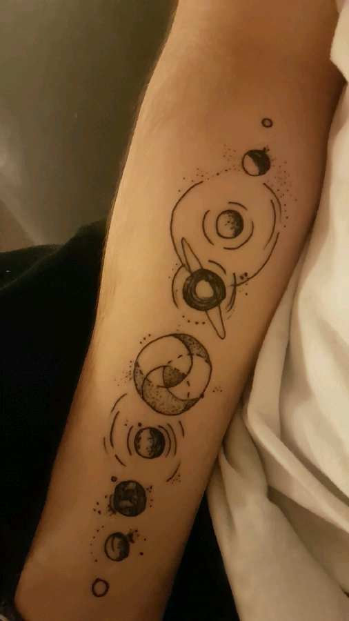 男生手臂上黑色线条素描文艺星球元素纹身图片