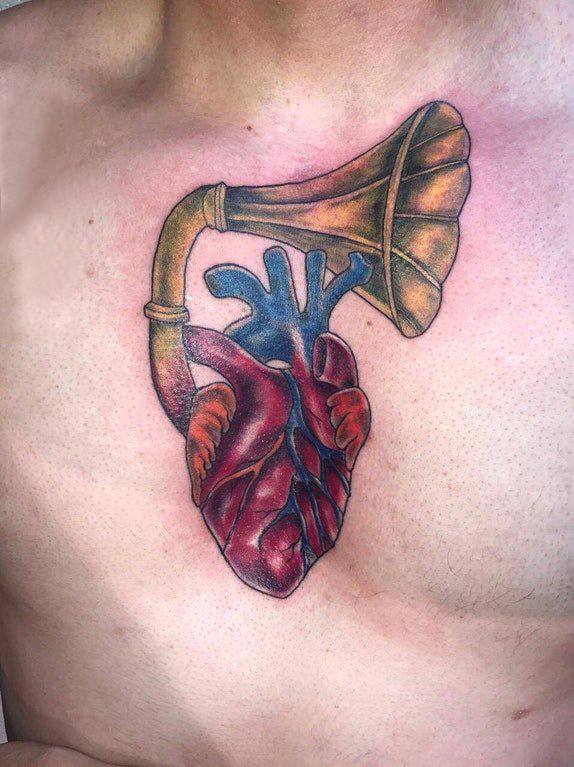 男生胸部彩绘渐变简单线条乐器和心脏纹身图片