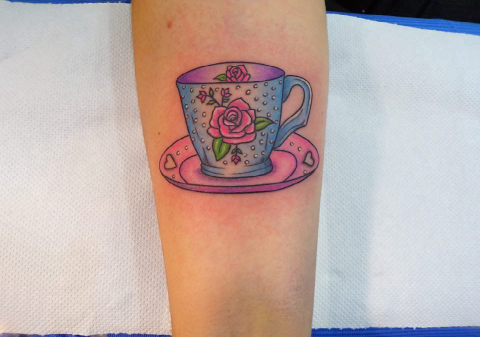 女生手臂上彩绘渐变几何简单线条植物花朵型杯子纹身图片
