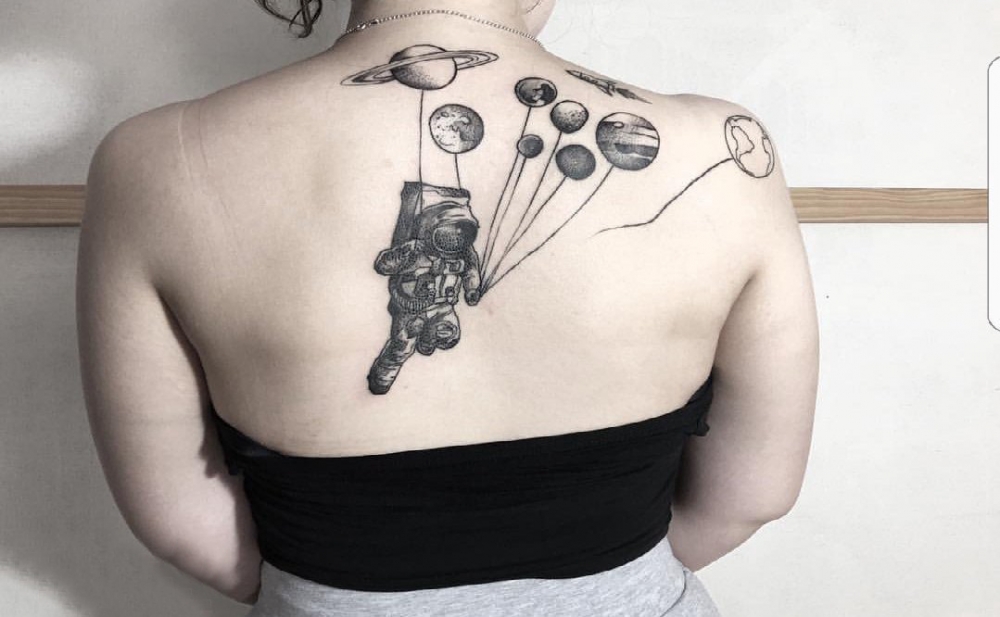 女生后背上黑色点刺几何简单线条星球和宇航员纹身图片