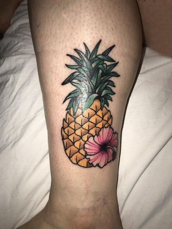 女生小腿上彩绘渐变简单线条花朵和水果菠萝纹身图片