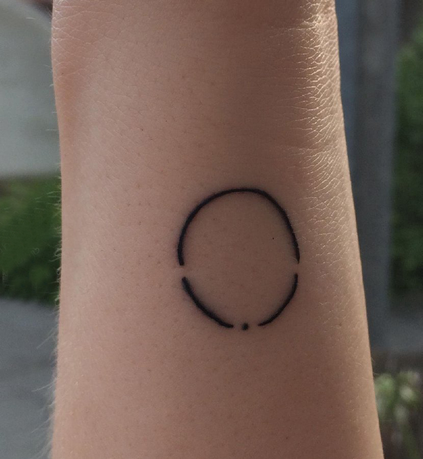 女生手腕上黑色几何简单线条圆形纹身图片