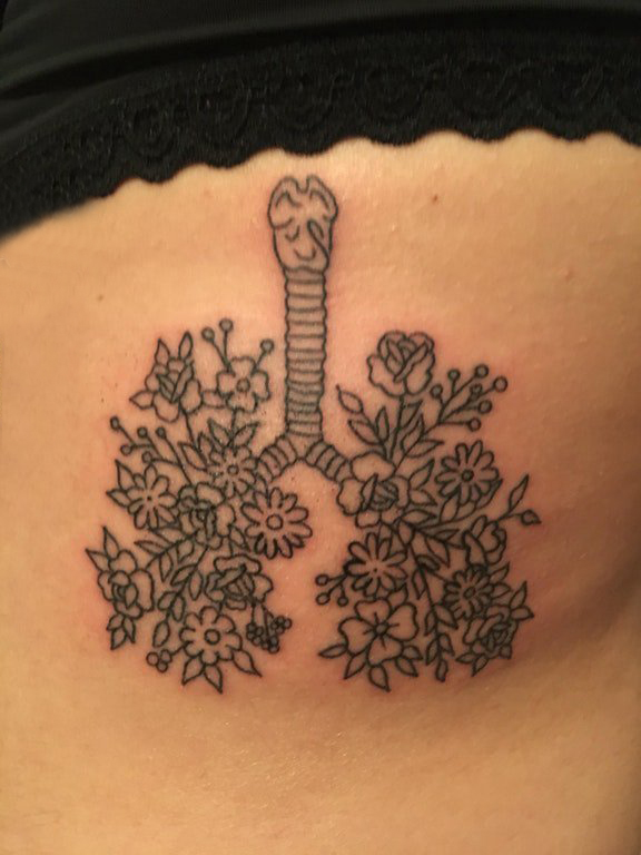 女生侧腰上黑色几何简单线条植物花朵型肺部纹身图片