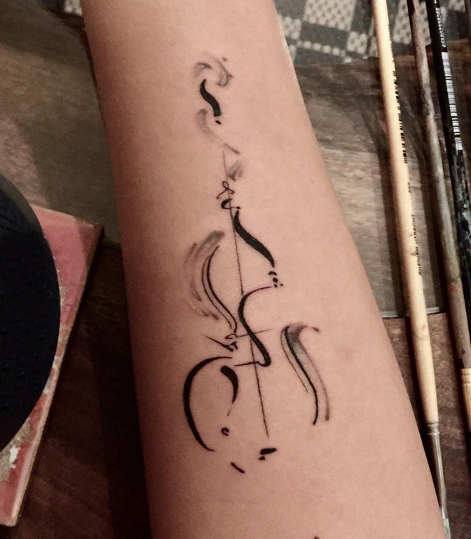 女生手臂上黑色点刺抽象线条小提琴纹身图片