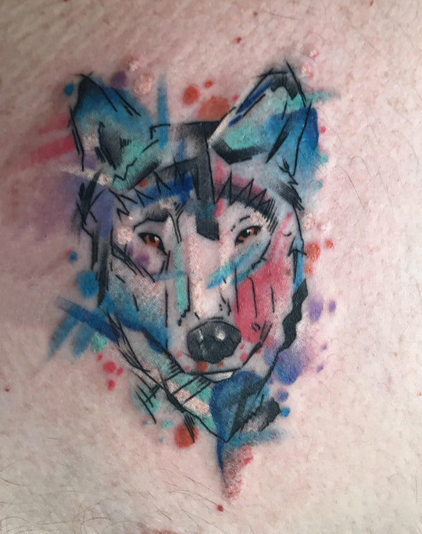 男生胸部彩绘泼墨简单抽象线条动物狼头纹身图片