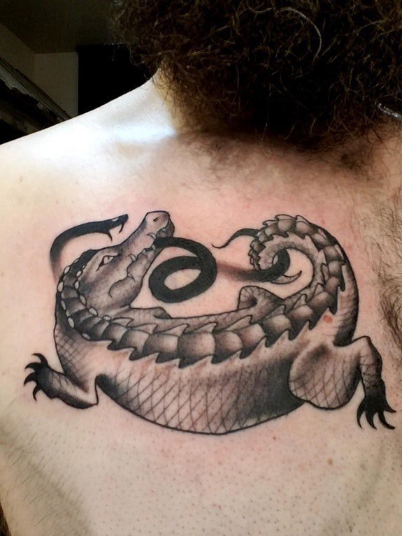 男生胸部黑色点刺几何简单线条小动物蛇和鳄鱼纹身图片