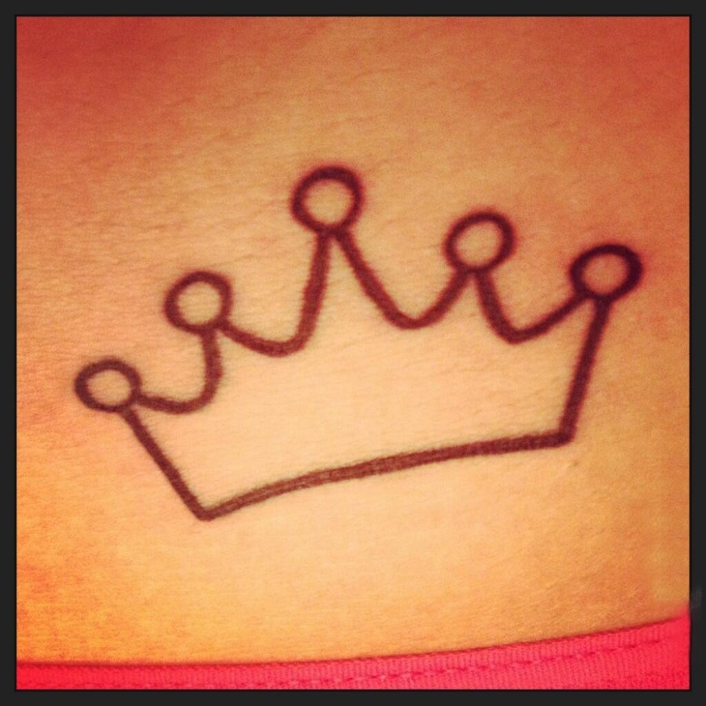 女生侧腰上黑色线条素描文艺唯美皇冠纹身图片