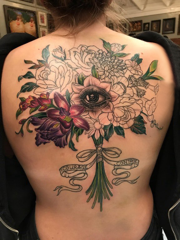 女生后背上彩绘渐变简单线条植物花束和眼睛纹身图片