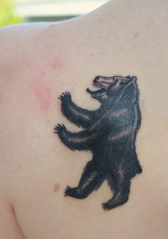 女生后背上黑色点刺简单线条小动物熊纹身图片