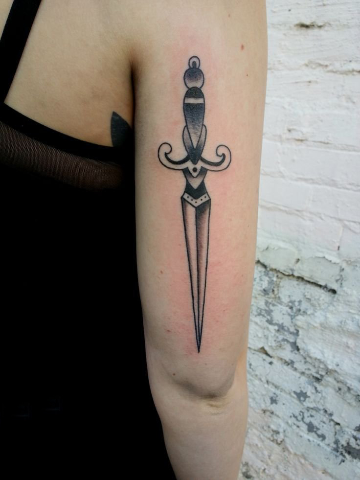 女生手臂上黑灰素描点刺技巧霸气匕首纹身图片