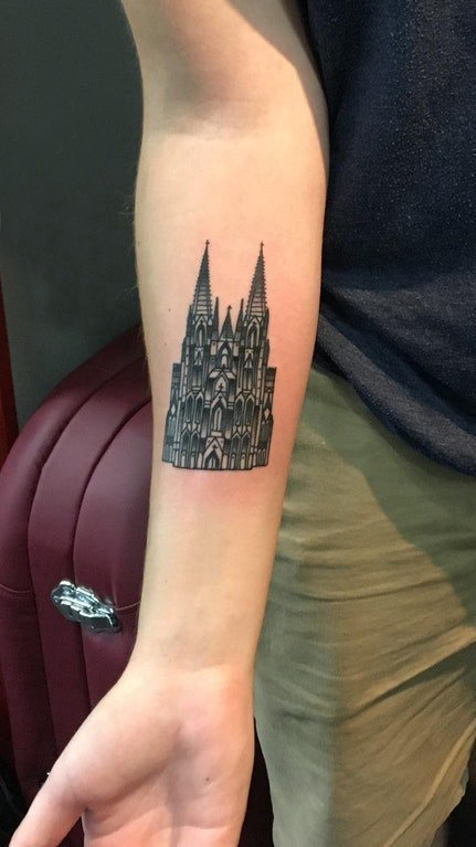女生手臂上黑色点刺几何简单线条建筑物城堡纹身图片