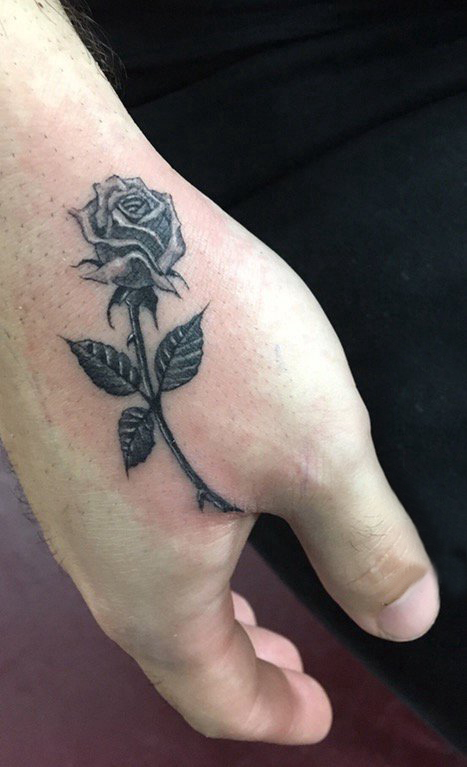 女生手臂上黑色线条素描文艺花朵纹身图片