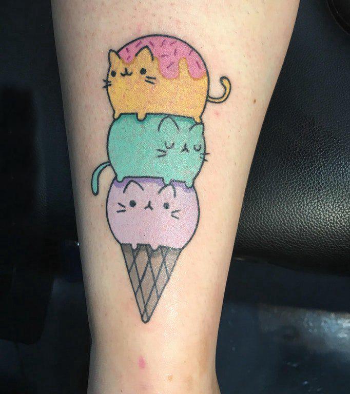 女生小腿上彩绘几何线条卡通猫咪款冰淇淋纹身图片