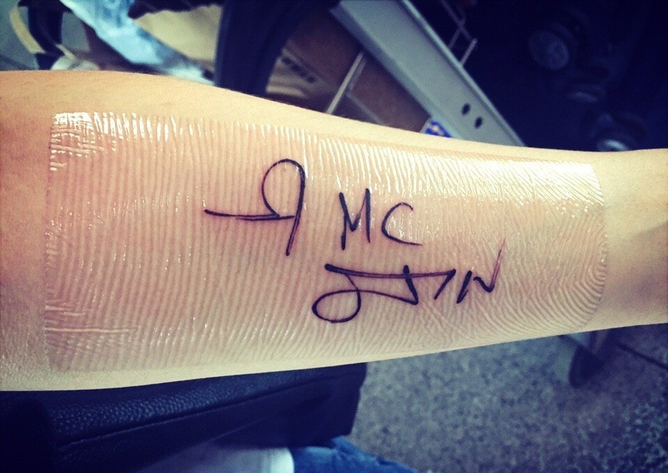 中国有嘻哈欧阳靖手臂的花体英文MCJIN纹身图片