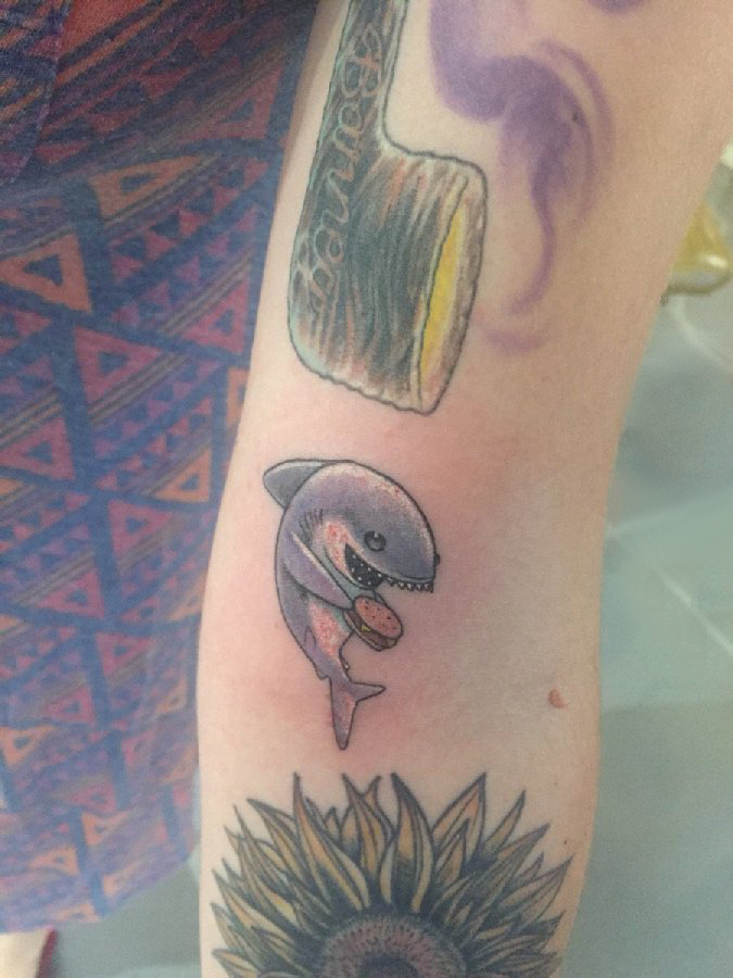 男生手臂上彩绘简单线条卡通小动物鲨鱼纹身图片