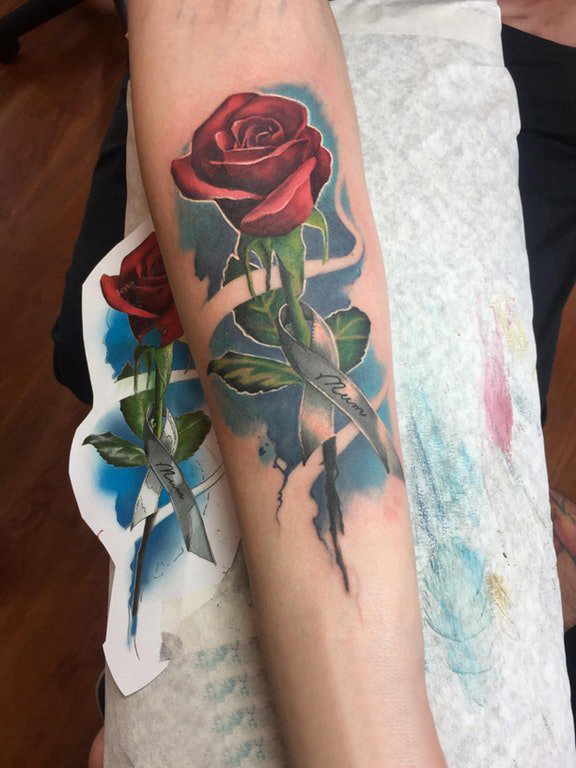 男生手臂上彩绘渐变简单线条水墨植物玫瑰纹身图片