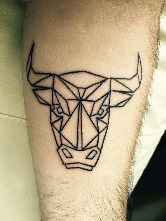 男生小腿上黑色几何元素简单线条小动物牛头纹身图片