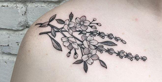 女生肩部黑灰点刺简单线条小清新植物花朵纹身图片