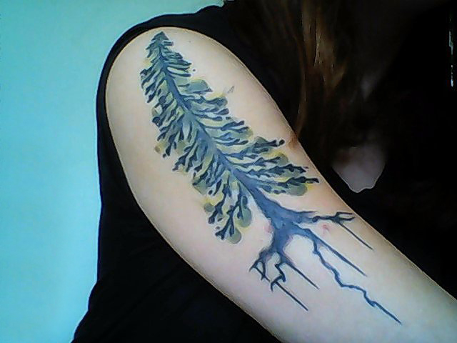 女生手臂上彩绘水彩素描文艺经典树木纹身图片