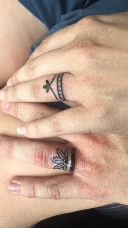 情侣手指上黑色几何简单线条植物花朵戒指纹身图片