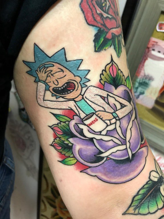 动漫人物纹身男生手臂上花朵和动漫人物纹身图片