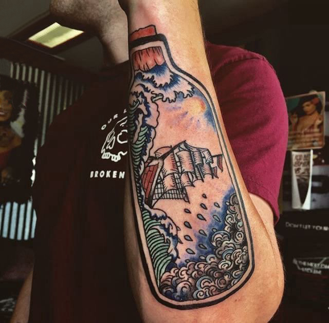 帆船纹身男生手臂上彩色的帆船纹身图片