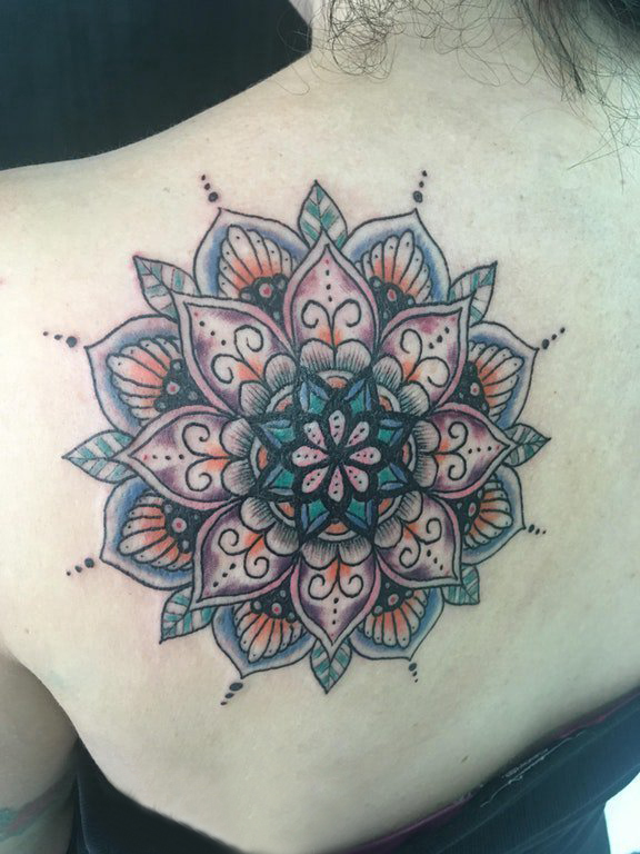 梵花纹身女生背部彩色的文艺梵花纹身图片