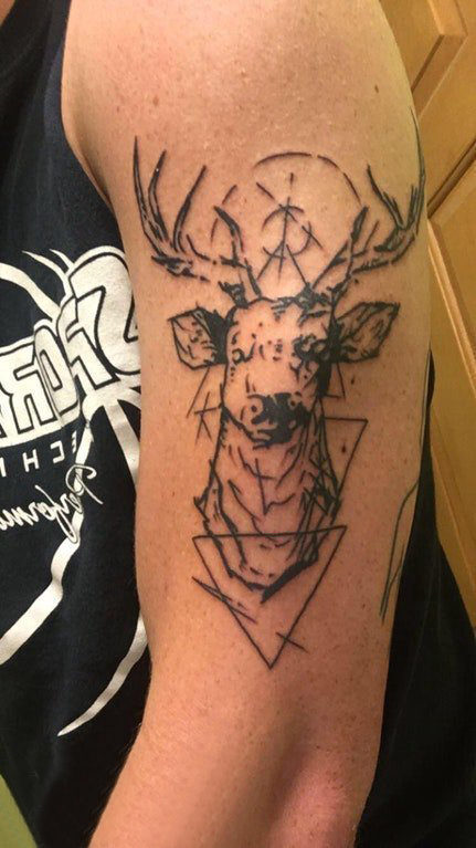复古鹿头纹身男生手臂上复古鹿头纹身图片