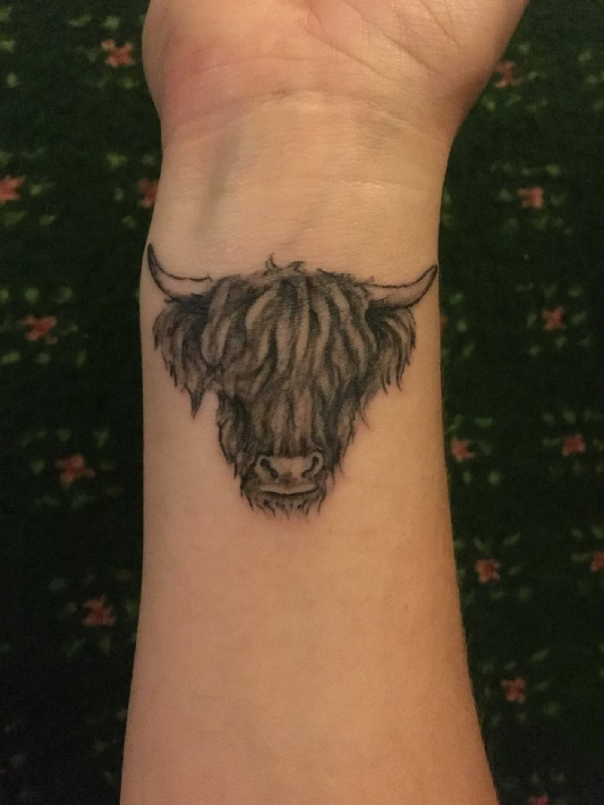 公牛头纹身男生手腕上黑色牛头纹身图片