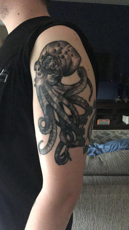 黑色章鱼纹身男生手臂上黑色章鱼动物纹身图片