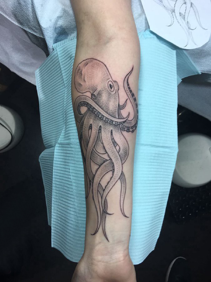黑色章鱼纹身男生手臂上黑色章鱼纹身图片