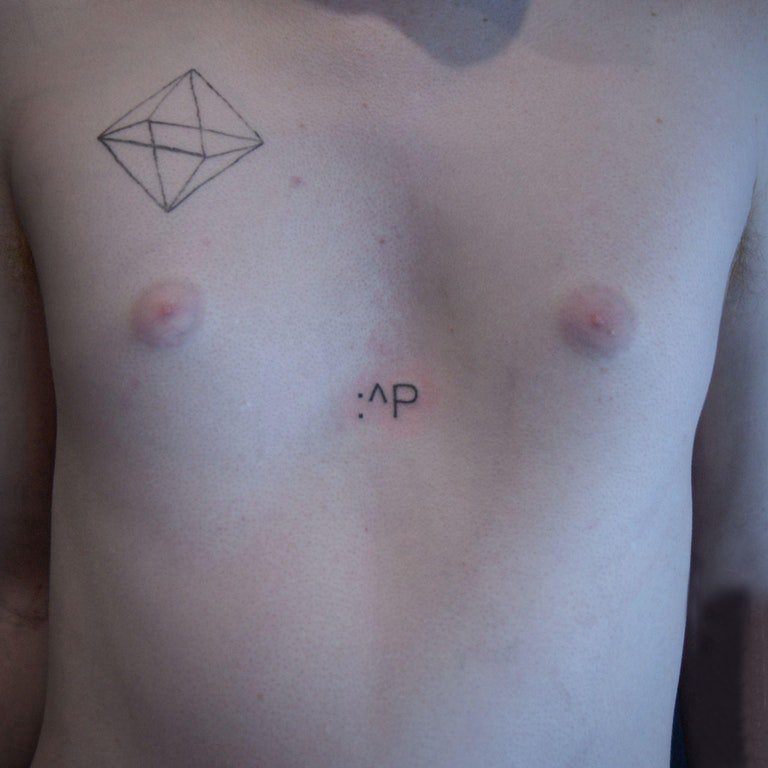 立体几何纹身男生胸部黑色的立体几何纹身图片