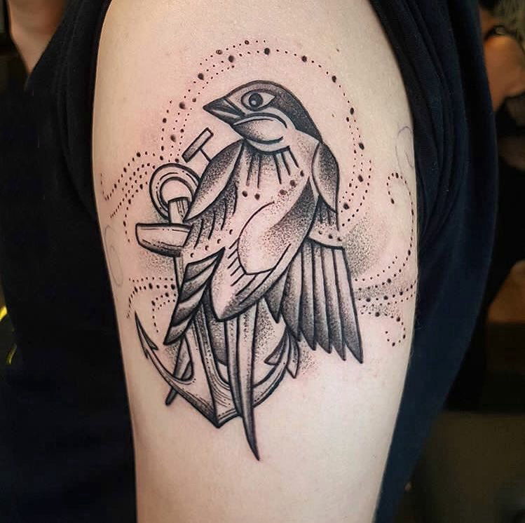 鸟纹身女生大臂上黑色的小鸟纹身图片