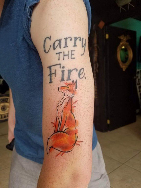 彩色狐狸纹身男生手臂上英文和狐狸纹身图片