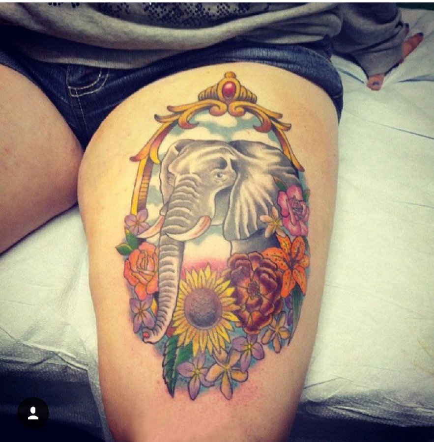 大象纹身女生大腿上大象和花朵纹身图片