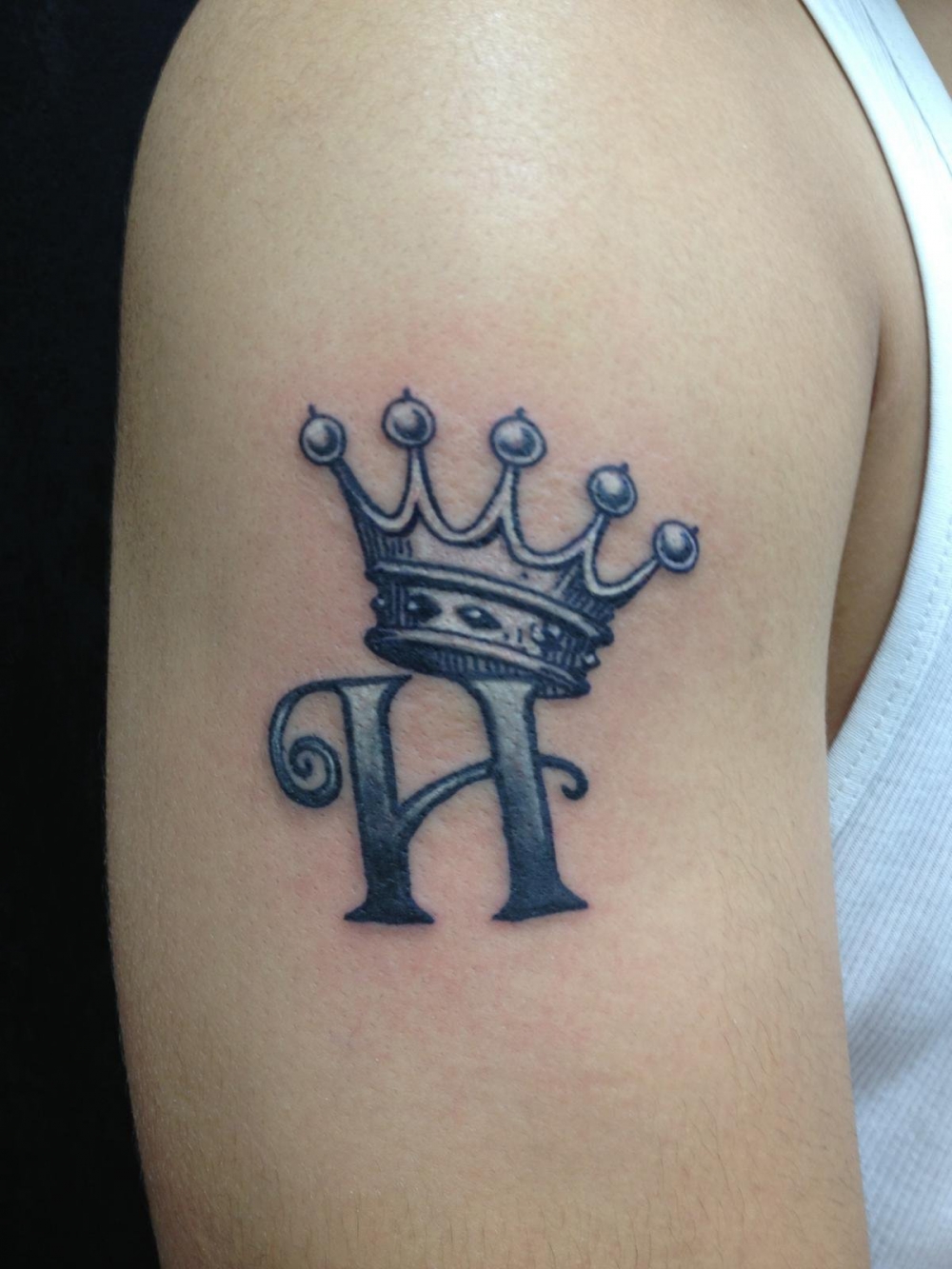 皇冠纹身男生手臂上皇冠和字母纹身图片