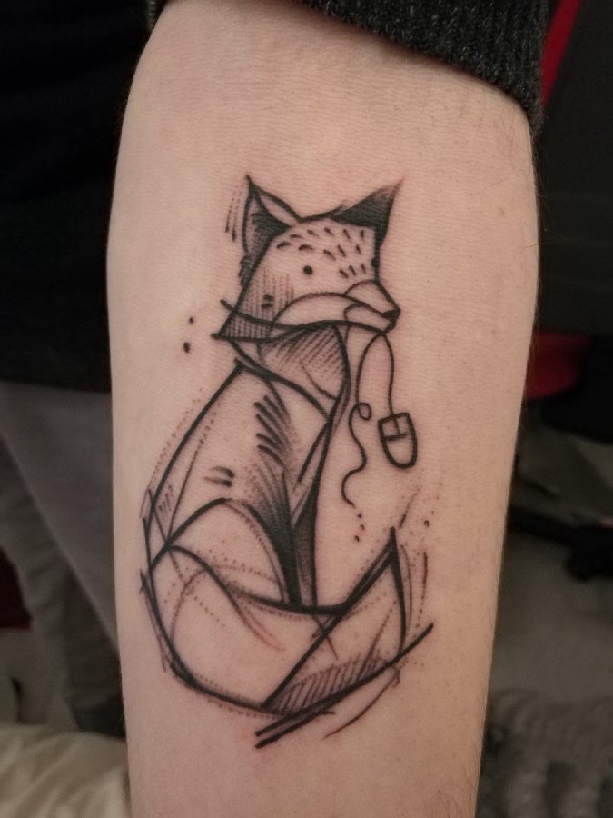 九尾狐狸纹身男生小腿上黑色的狐狸纹身图片
