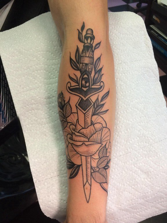 欧美匕首纹身男生手臂上花朵和匕首纹身图片