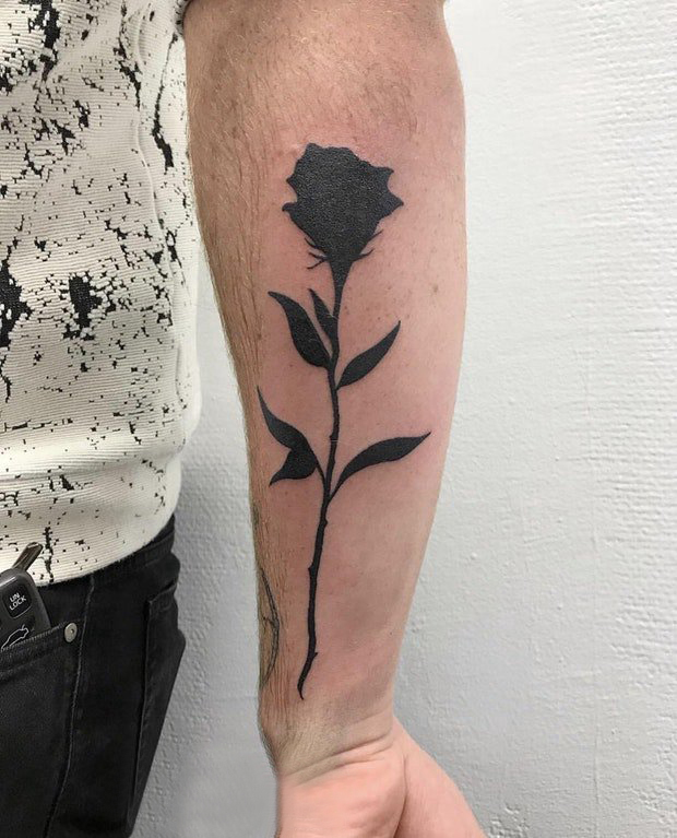 欧美玫瑰纹身男生手臂上欧美玫瑰纹身图片