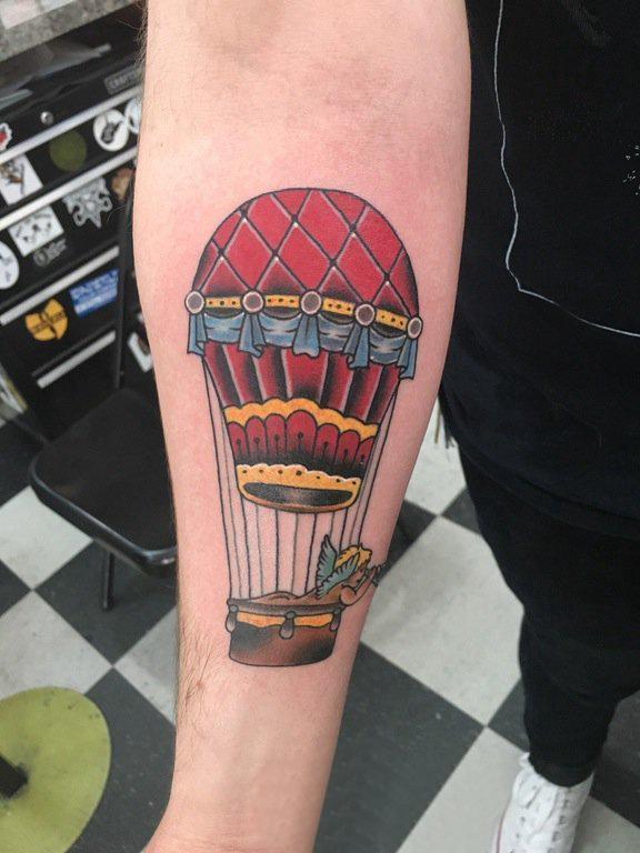 热气球纹身男生手臂上彩色的热气球纹身图片